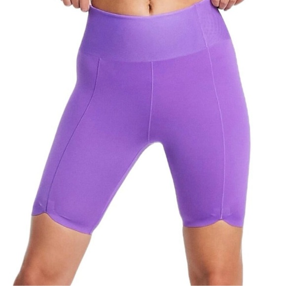 Nike One Luxe Bike Short - Picture 2 of 7